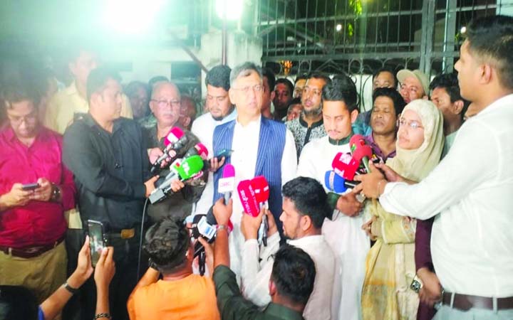 প্রতিষ্ঠাবার্ষিকীতে বিএনপিকে ফুল দিয়ে শুভেচ্ছা জানাল এনসিপি